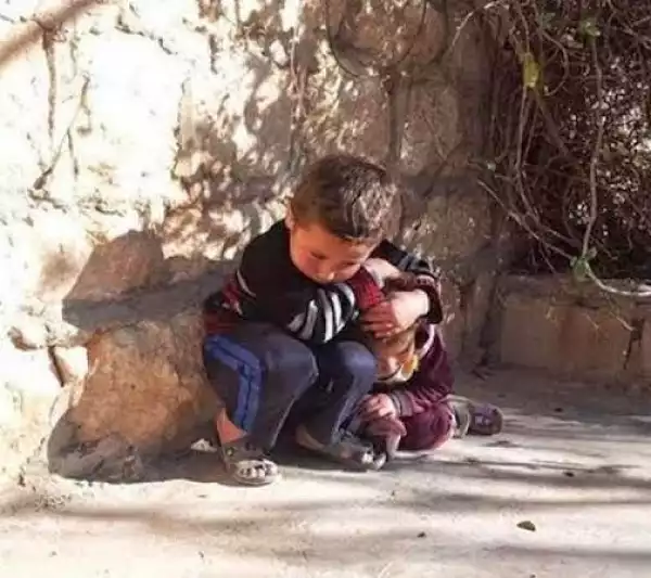 Heartbreaking photo of Syrian boy protecting his little sister from air strikes