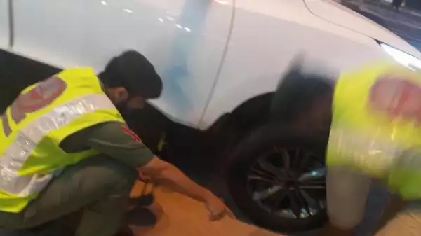 Photos: Dubai Police Help A Motorist To Change His Bad Tyre