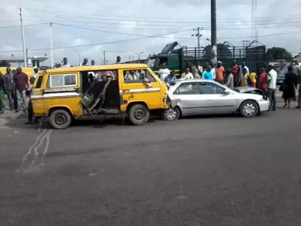 Policeman Dies While Trying To Arrest Danfo Driver In Lagos