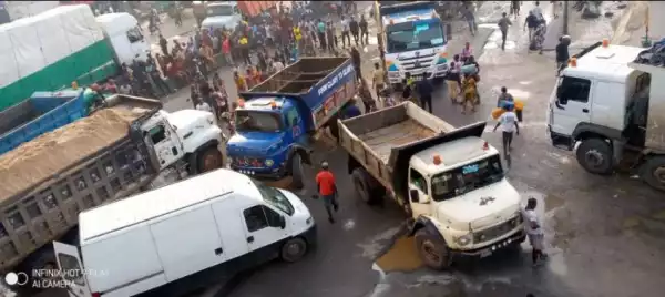 Panic As Tipper Drivers Block River Niger Bridge Over Extortion (Photos)