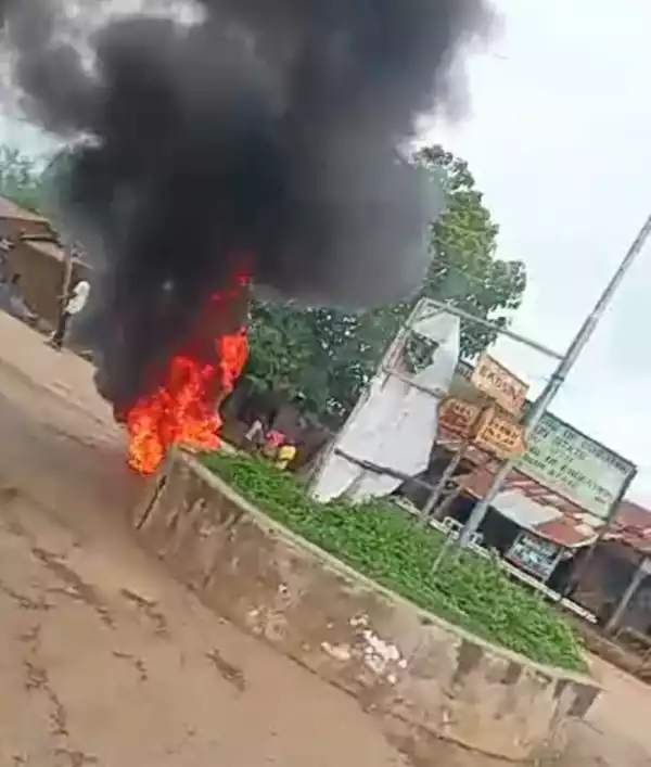Residents protest, burn tyres in Osun community over alleged imposition of monarch